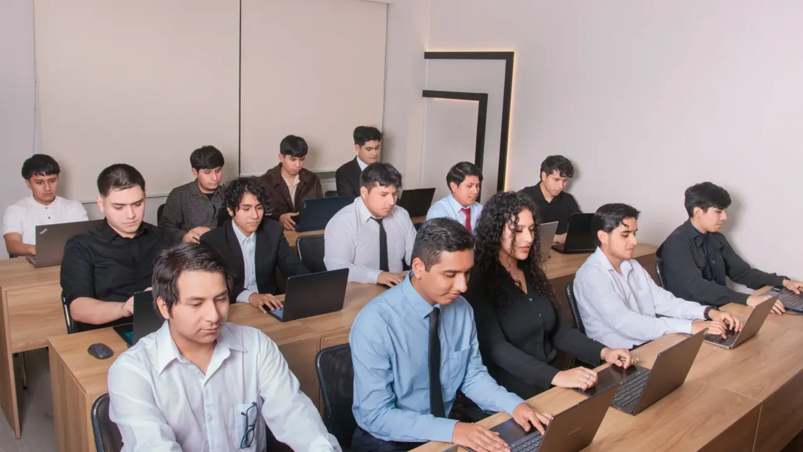 Equipo en acción — oficina de Kovensa